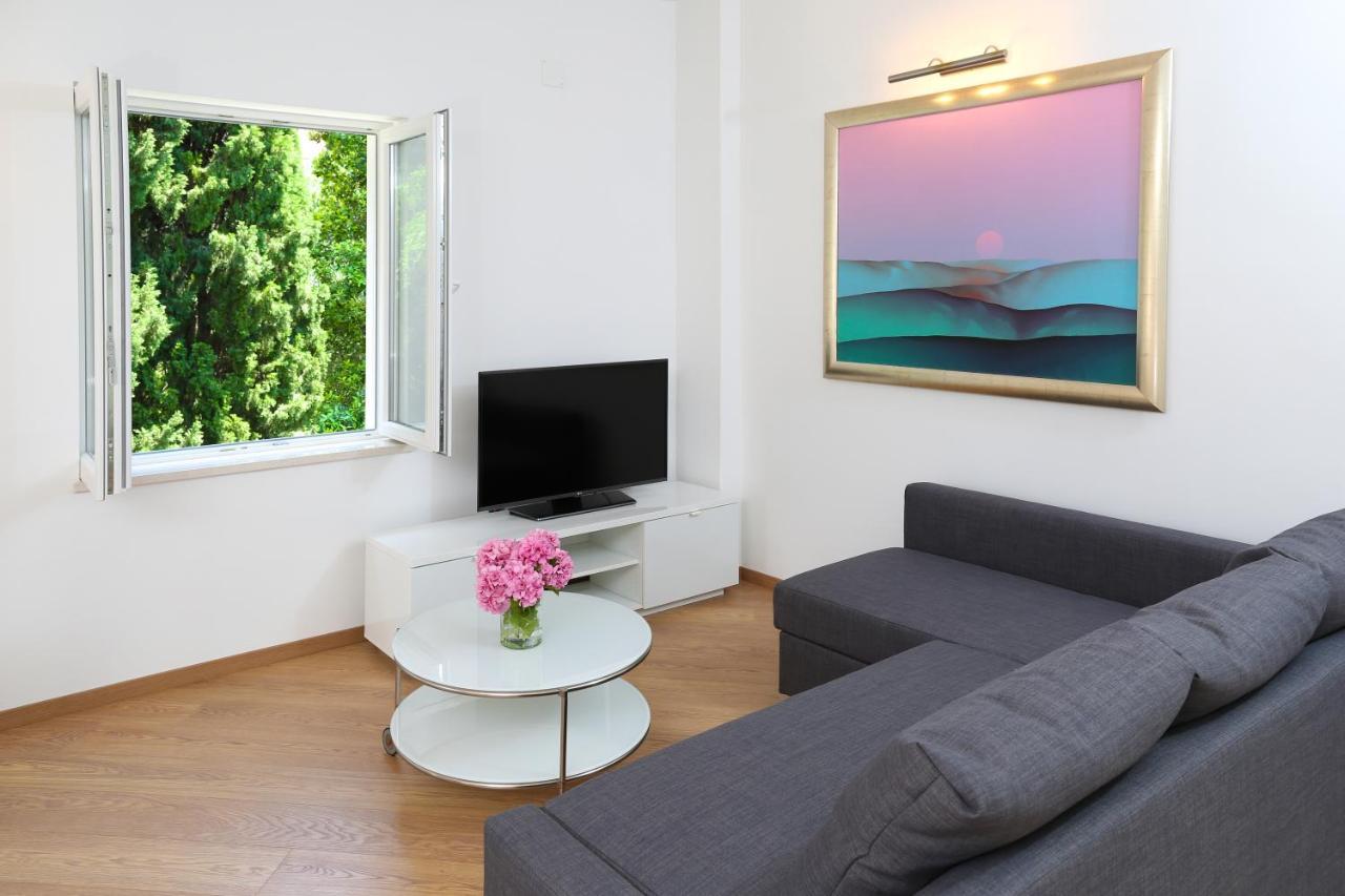 Dee Dee Apartment