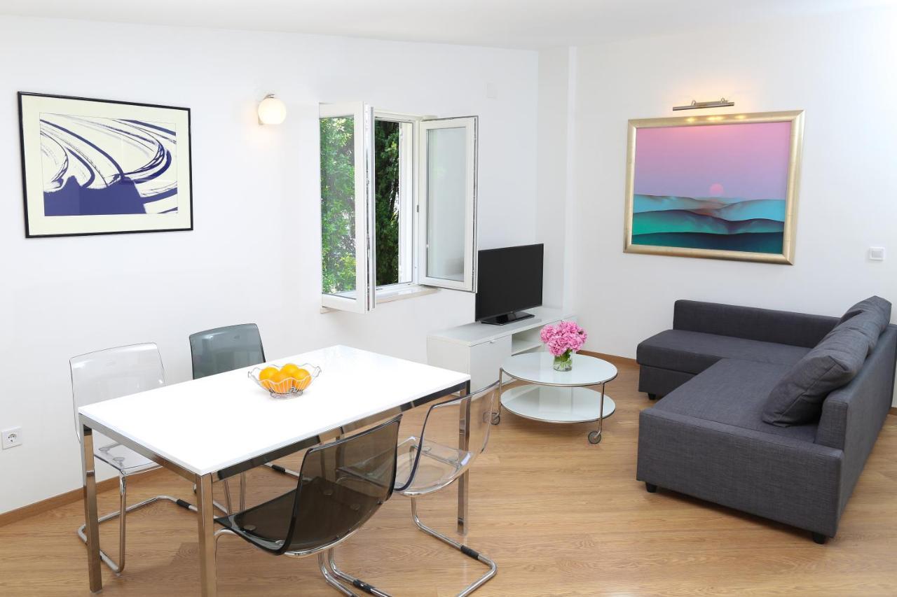 Dee Dee Apartment *